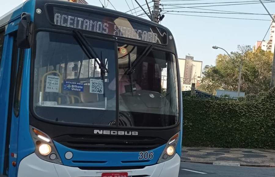 "Aceitamos Xerecard" diz letreiro de ônibus 