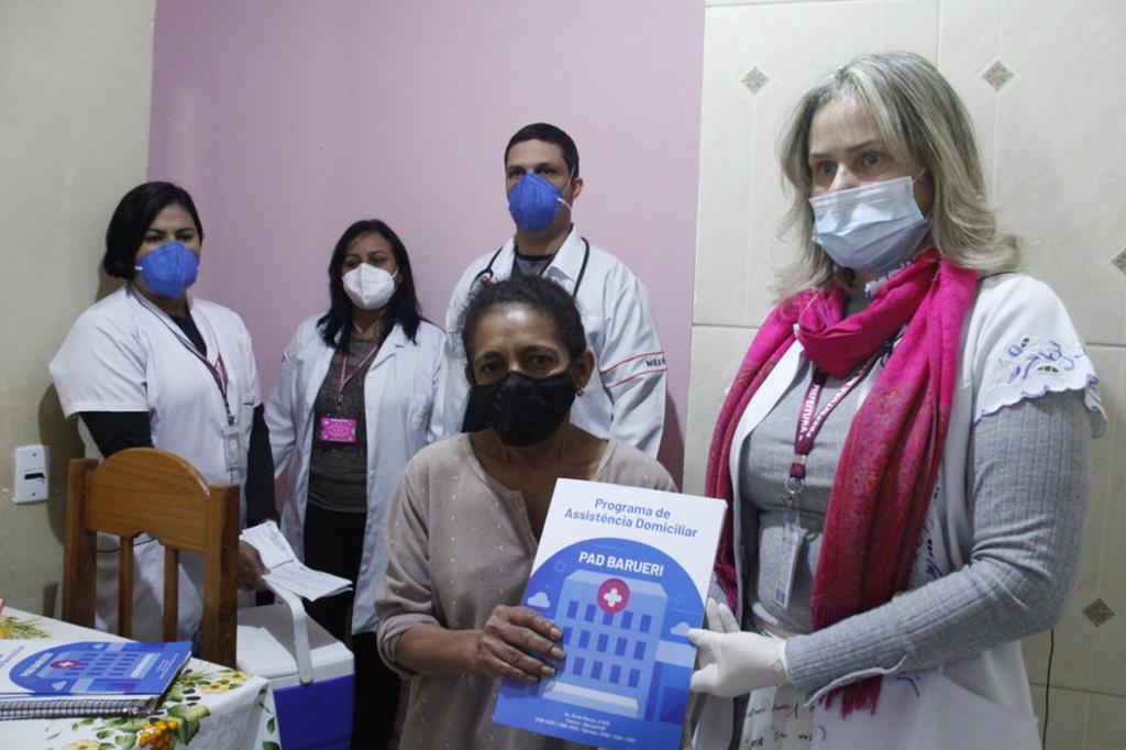 SAD entrega cartilhas com orientações aos cuidadores de pacientes acamados