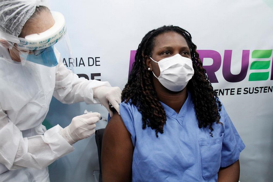 Profissionais de saúde começam a receber 3ª dose da vacina contra Covid a partir do dia (9)