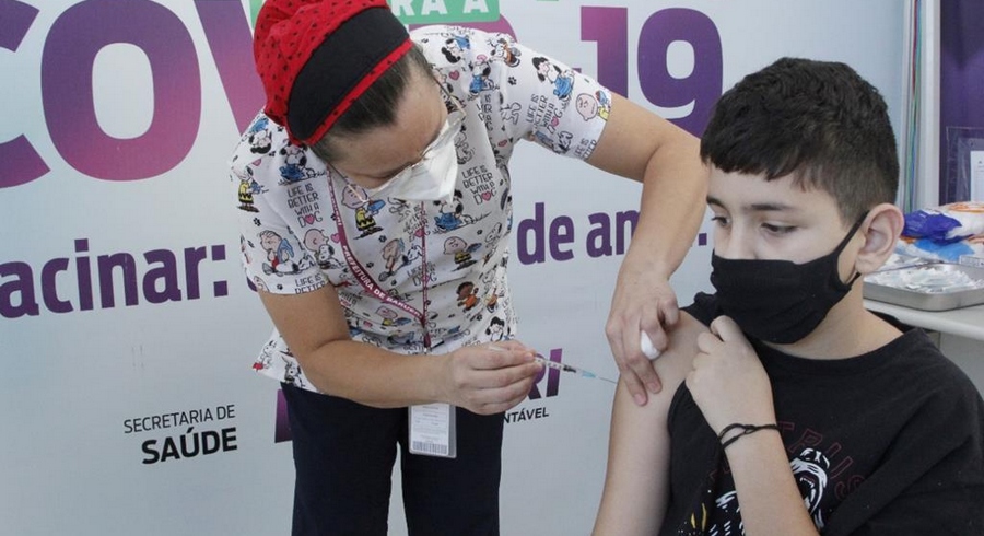 Primeira criança vacinada contra Covid-19 em Barueri tem 10 anos