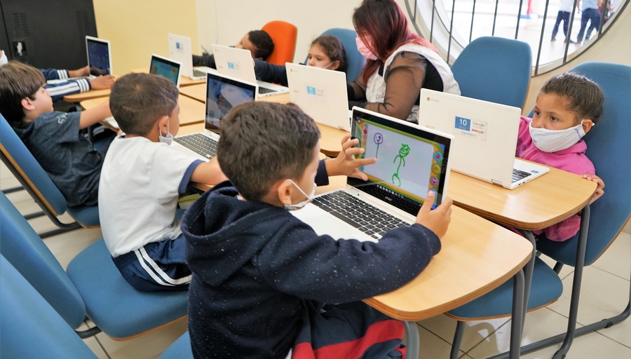 Alunos de Barueri se encantam com as atividades nas salas informatizadas 