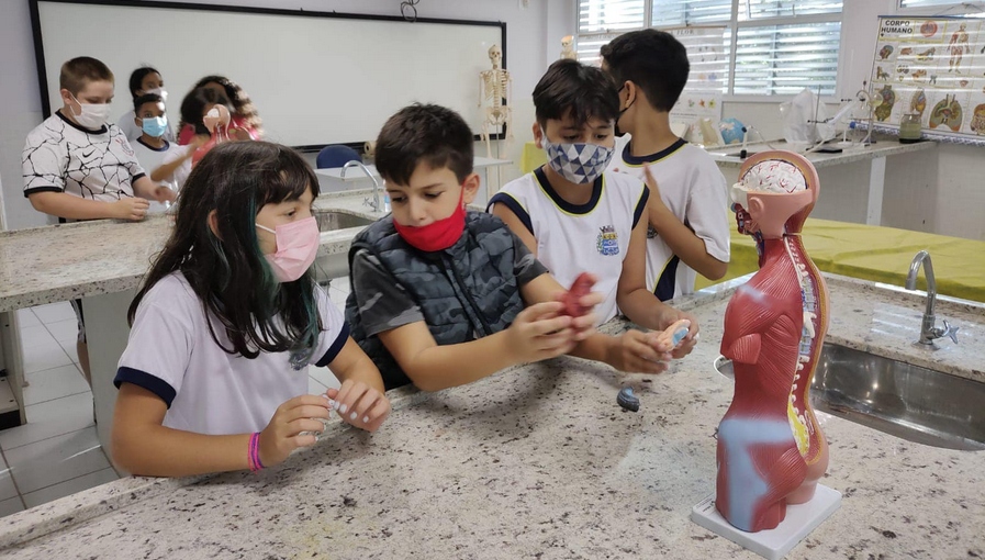Alunos da rede de Barueri contam com laboratórios altamente equipados