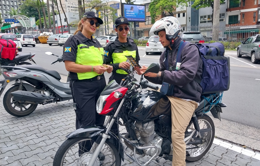 Semurb de Barueri realiza ações e alerta motociclistas sobre infrações
