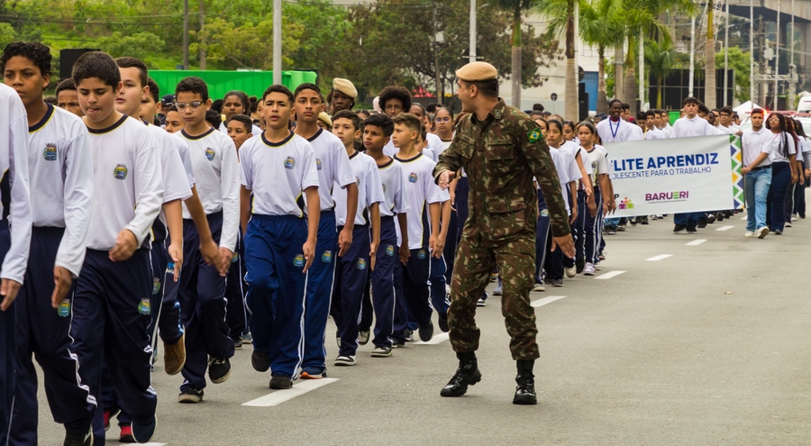 Barueri celebra Dia da Independência com atraente desfile e hasteamento de bandeiras  