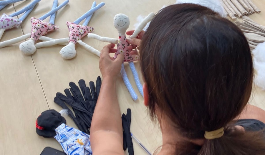 Alunas da Secretaria da Mulher criam bonecas e doam para crianças do PS Infantil 