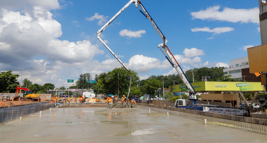 Reconstrução de trecho de canalização e via no Centro de Barueri está quase pronta  