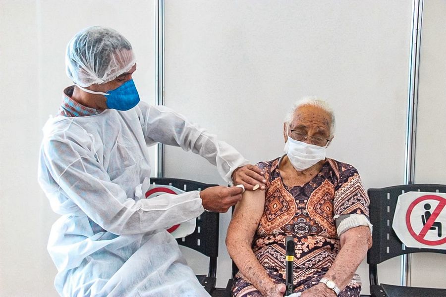 Idosos de Barueri com mais de 90 anos já podem tomar terceira dose 