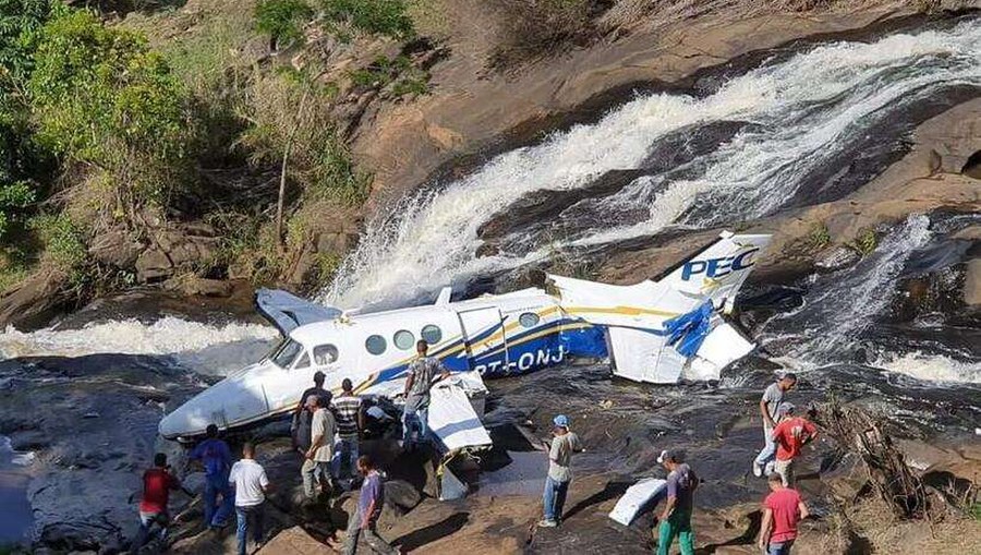 Morre cantora Marília Mendonça após queda de avião em Minas