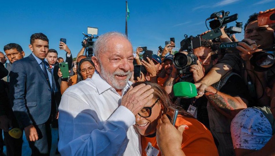 Lula desce rampa do Planalto e defende prédios públicos sem grades