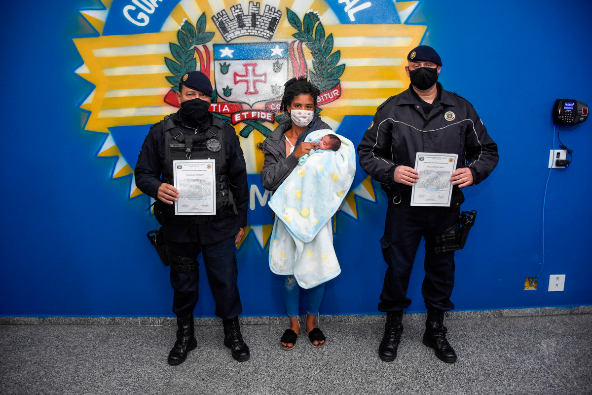 Guardas Municipais que salvaram bebê são homenageados em Cajamar