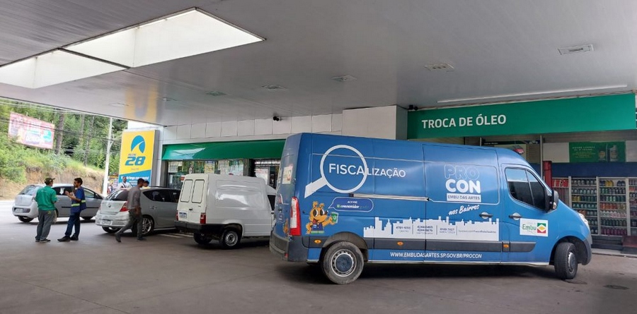 Procon de Embu das Artes realiza ação nos postos de gasolina da cidade