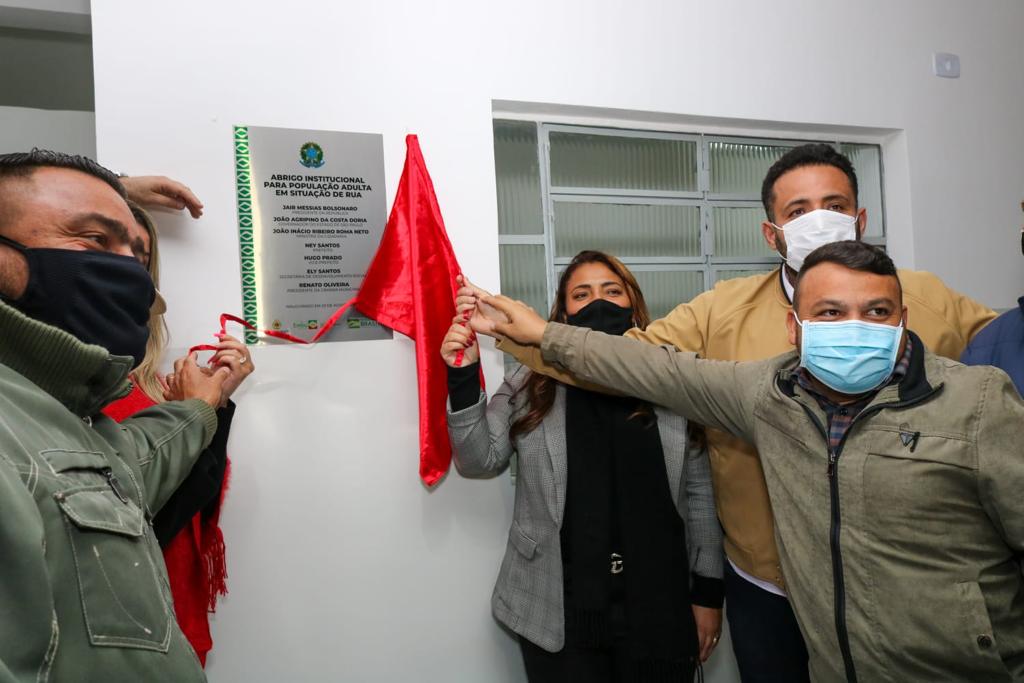 Ney Santos entrega novas acomodações para atender população em situação de rua