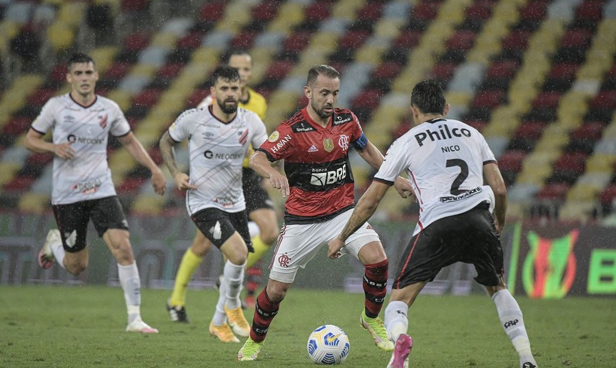 Flamengo atropela Athletico-PR por 3 a 0 no Maracanã e sobe no G4 do Brasileiro