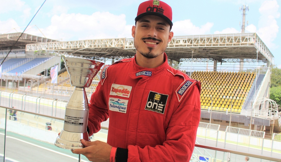  Piloto de Itapevi brilha na volta à FVee e supera até buraco em Interlagos