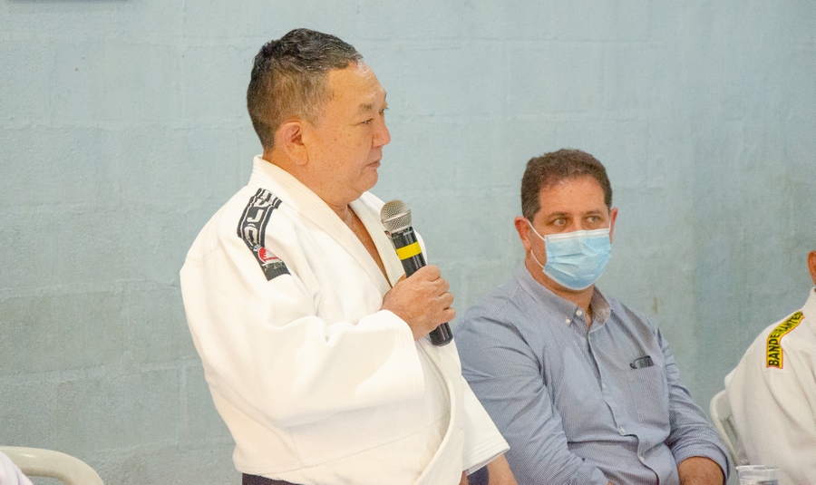 Doutor Sato recebe presidente da Federação Paulista de Judô para cerimônia de entrega de faixas em Jandira