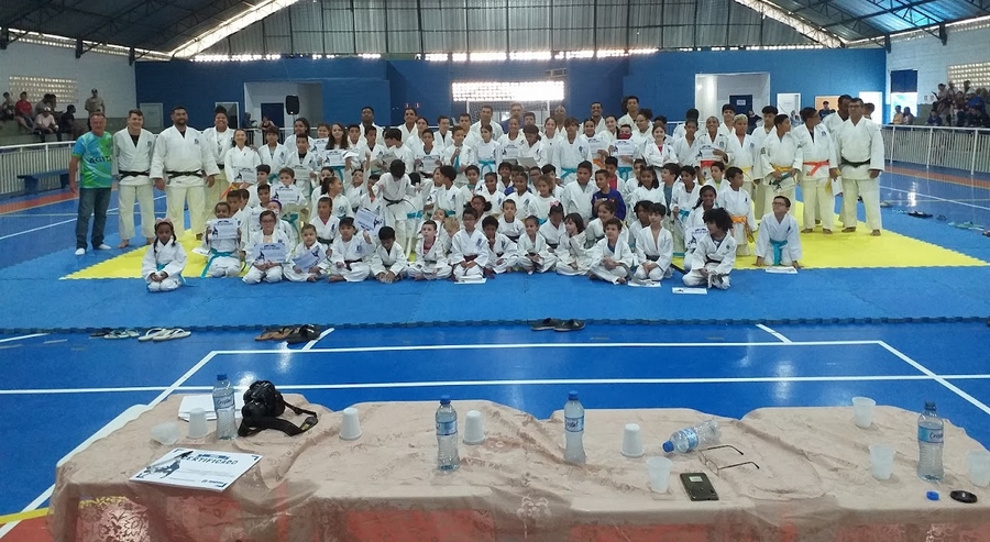 Judô de Jandira: mais de 100 alunos recebem novas faixas