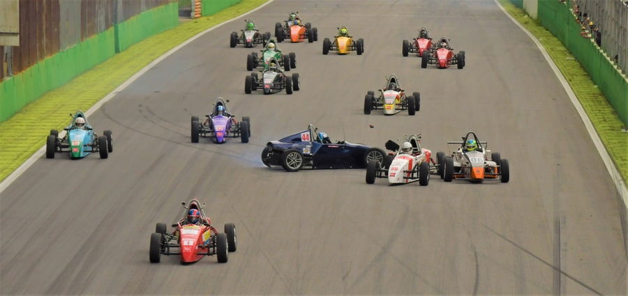 Vice-campeão, piloto de Itapevi abre nova temporada da FVee com 2º lugar e acidente