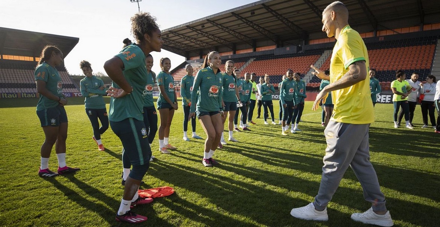 Com time completo, seleção feminina treina com apoio de Richarlison