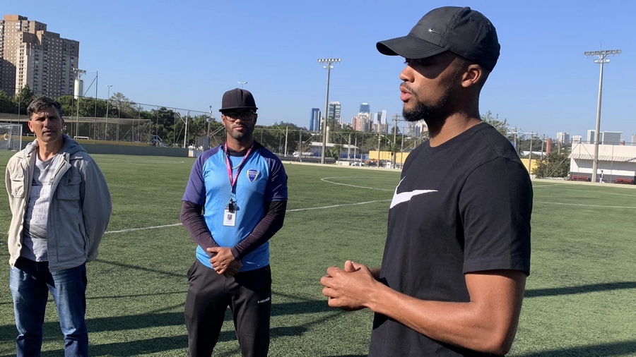 Jogador profissional revelado em Barueri traz motivação aos atletas da cidade