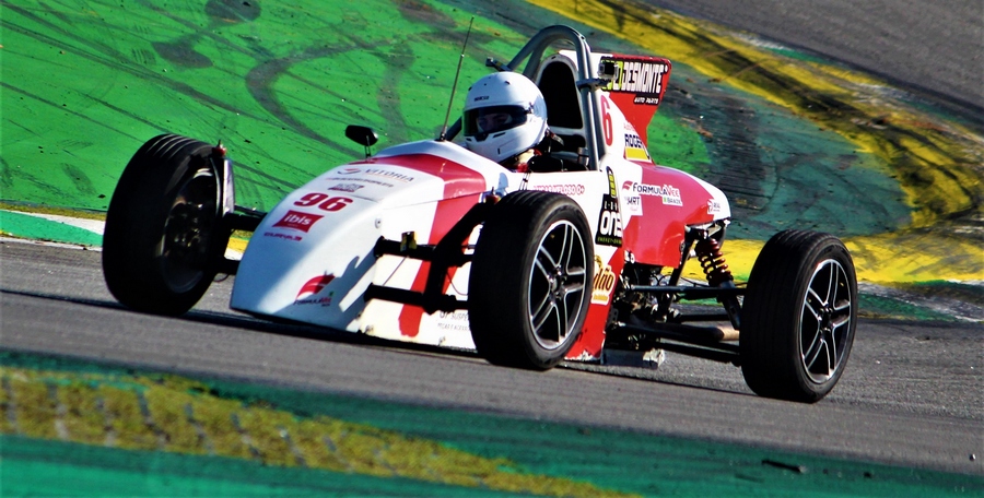 Piloto de Itapevi busca arrancada na reta decisiva da Fórmula Vee em Interlagos