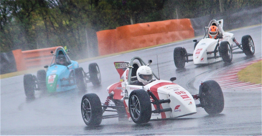 Piloto de Itapevi supera até temporal e se mantém no Top 5 da Fórmula Vee