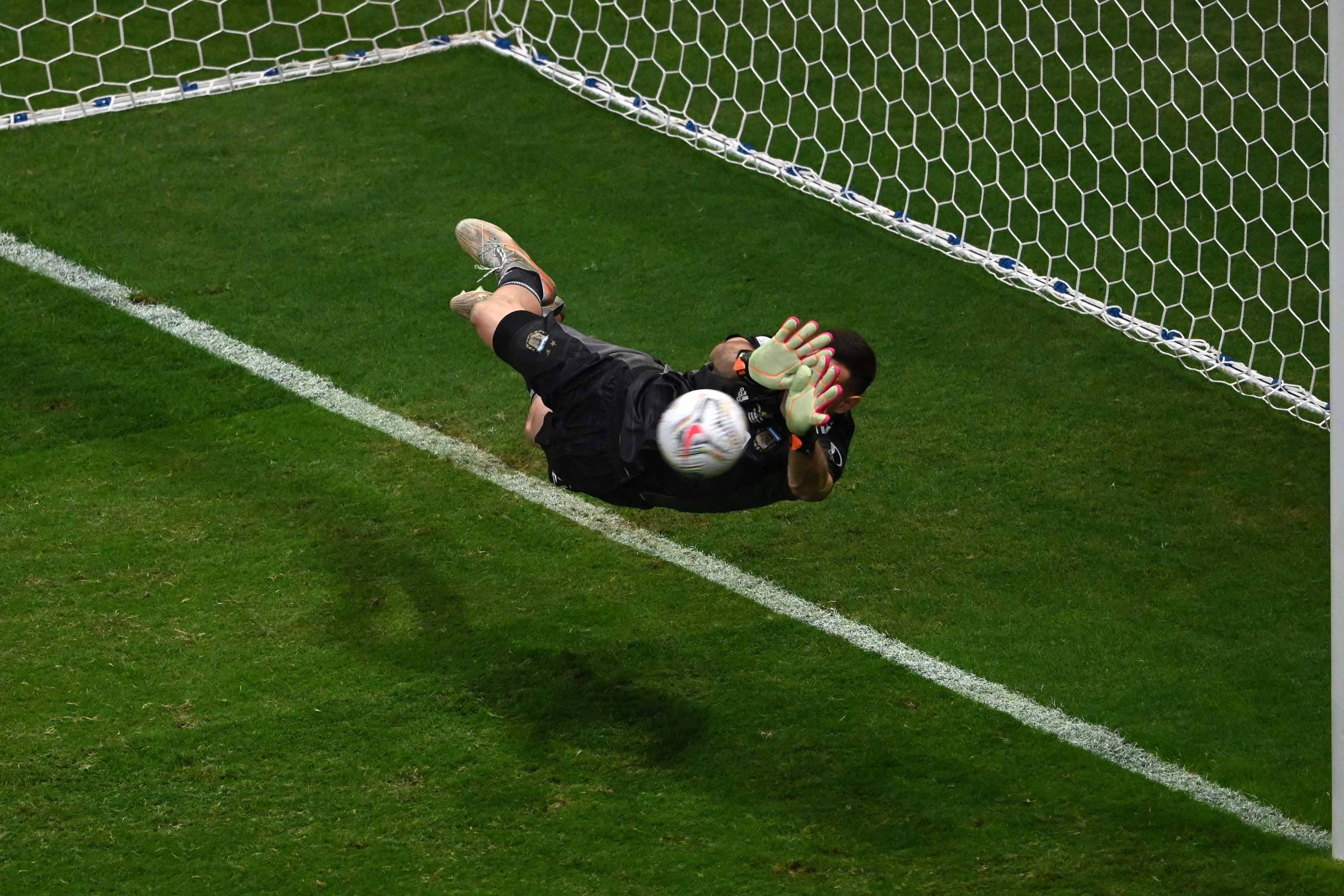 Goleiro Martínez salva Argentina e garante Messi e Neymar na final da Copa América