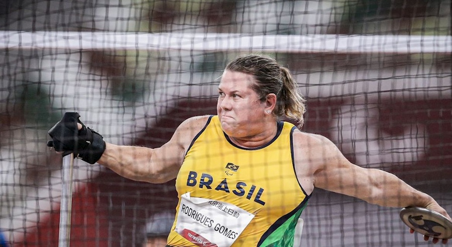 Elizabeth Gomes é ouro e bate recorde mundial no lançamento de disco