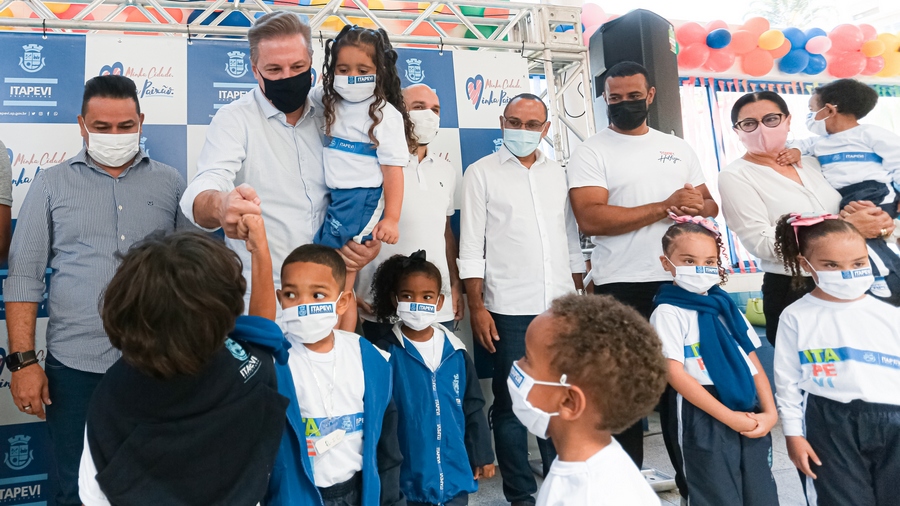 Prefeito Igor Soares entrega novos uniformes e kits escolares para quase 30 mil alunos