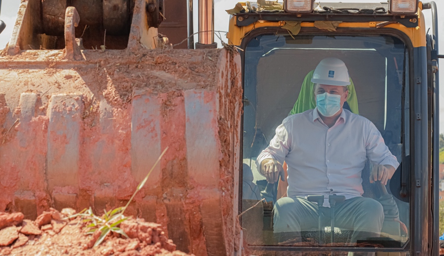 Com escavadeira hidráulica, prefeito Igor inicia as obras da Escola do Futuro de Amador Bueno  