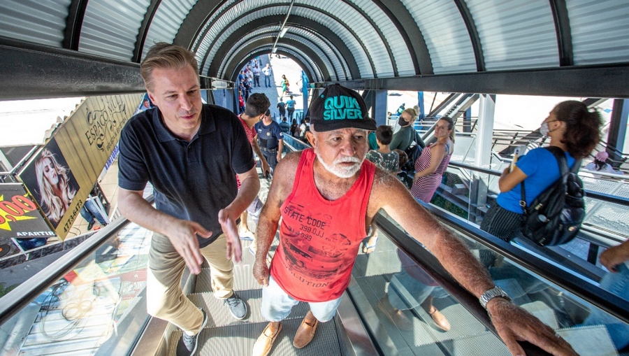 Prefeito Igor Soares entrega escada rolante da passarela da Carlos de Castro