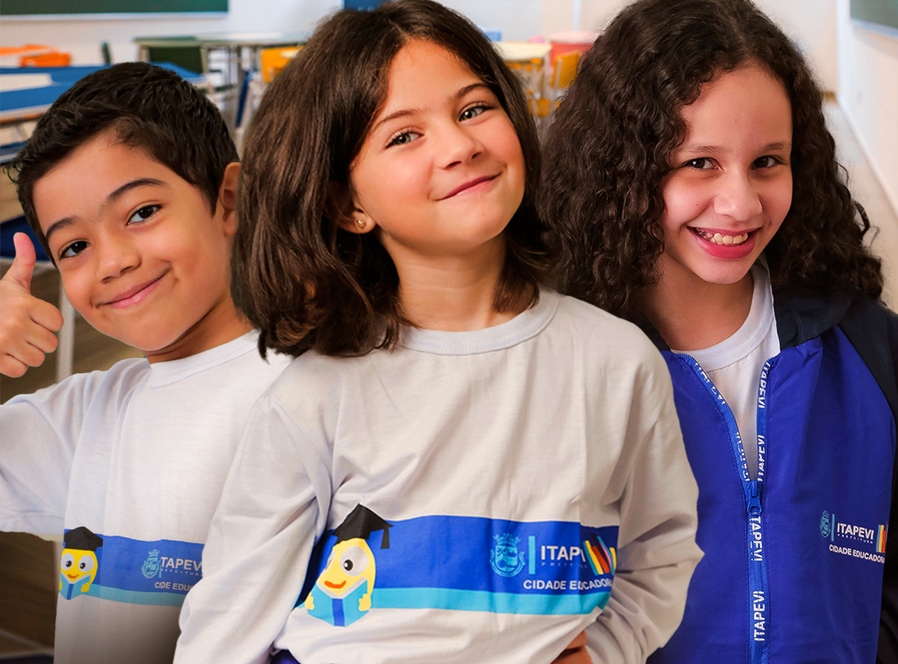 Estudantes de Itapevi recebem novos uniformes e kits escolares no primeiro dia de aula