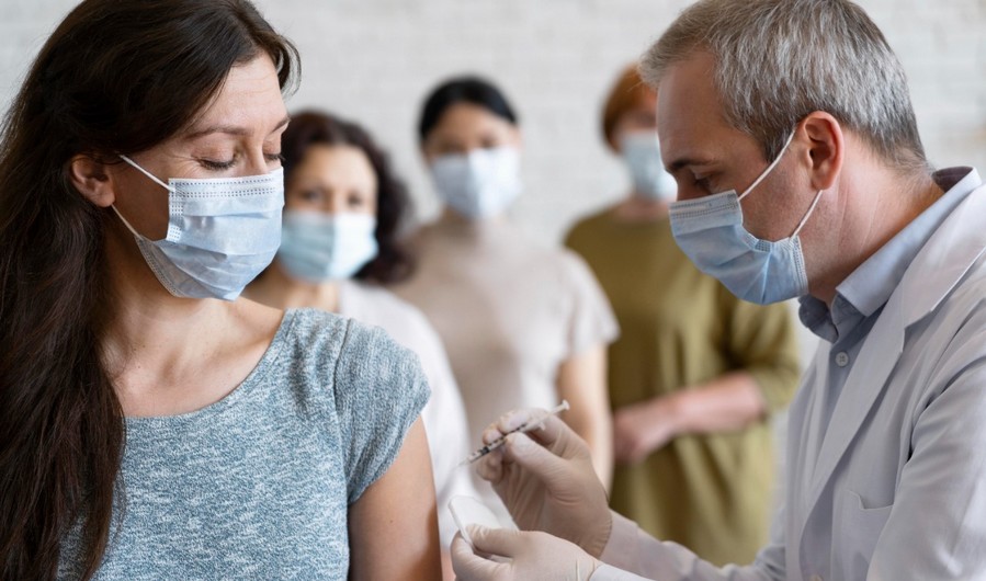 Jandira inicia aplicação da 3ª dose da vacina contra a Covid-19 em pessoas com 18 anos ou mais