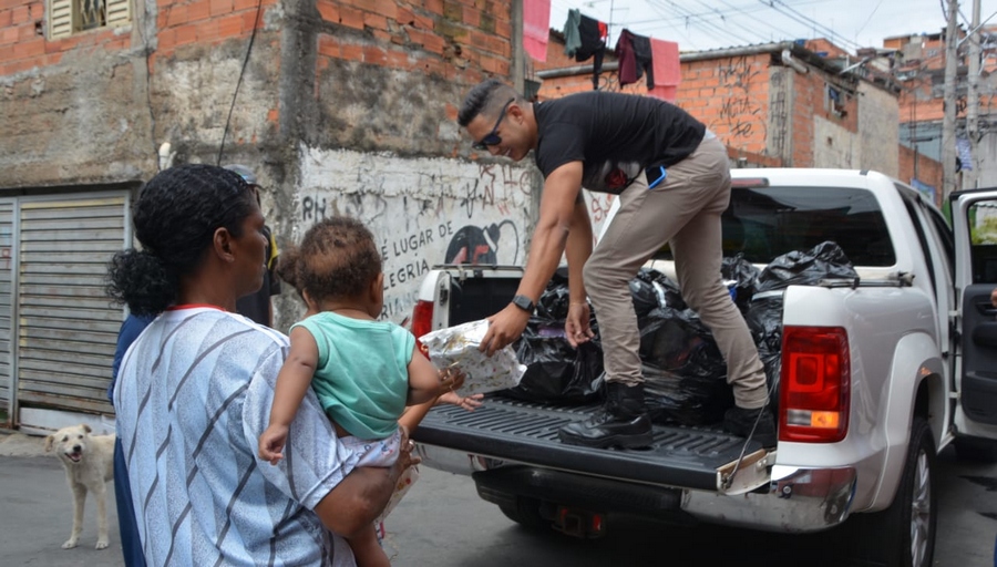 Voluntários da GCM de Jandira levam alegria para crianças na campanha “Embarque na Corrente do Bem Neste Natal”