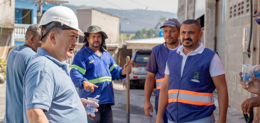 Prefeito Doutor Sato acompanha a Operação Cidade Limpa no bairro Ouro Verde 
