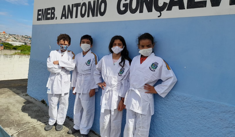Alunos da rede municipal de ensino de Jandira recebem kimonos de judô 
