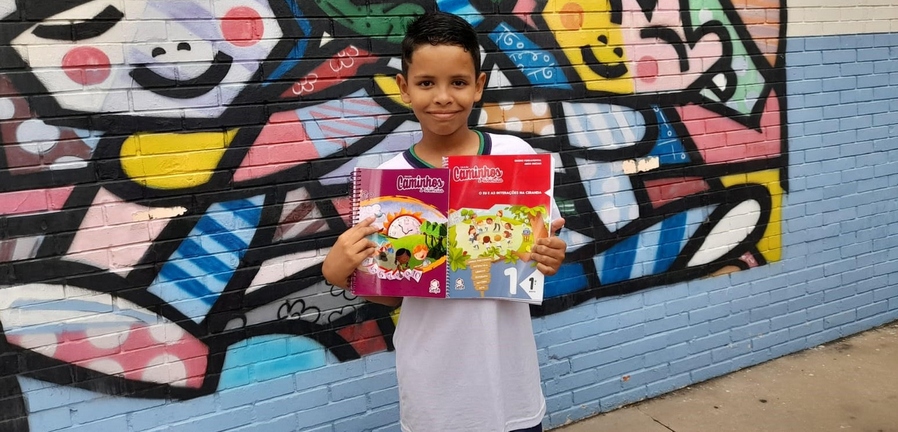 Escolas municipais de Jandira recebem livros escolares para iniciar o período letivo