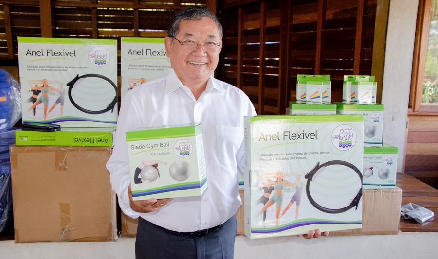 Doutor Sato entrega materiais para a prática de pilates em Jandira
