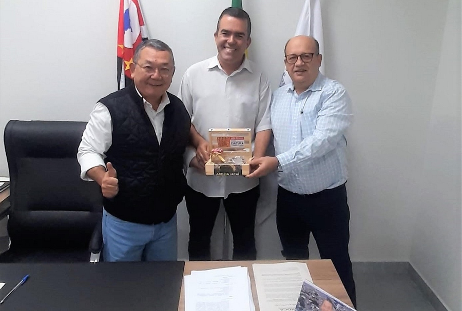 Doutor Sato recebe mel diretamente do Portal Ecológico de Jandira