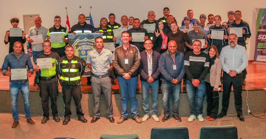 Agentes de trânsito de Jandira concluem oficina de LIBRAS 