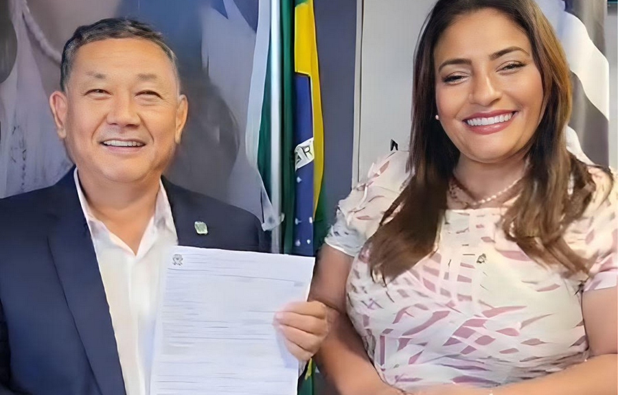Doutor Sato recebe emenda parlamentar para Jandira durante sua visita à Câmara dos Deputados Federais