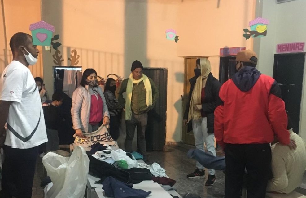 Associação Cáritas São Francisco acolhe moradores de rua do frio intenso em Jandira