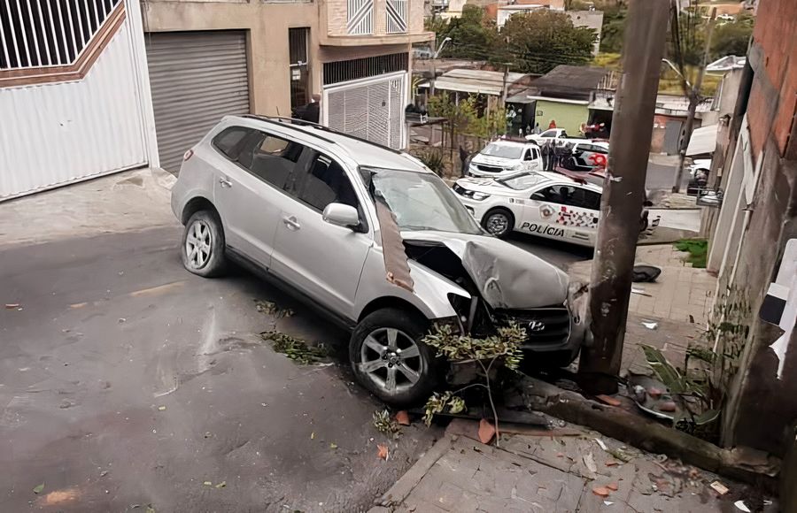 Perseguição policial termina em acidente e um menor apreendido na cidade de Jandira