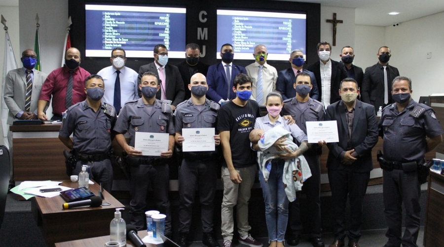 Após salvamento de bebê, policiais militares e mãe têm reencontro na Câmara Municipal de Jandira 