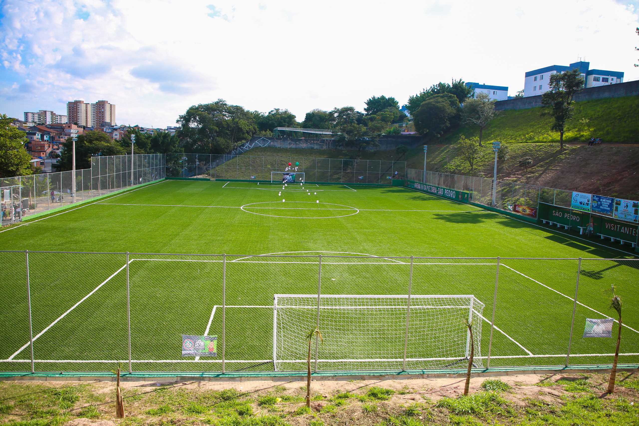 Campo do São Pedro ganha gramado sintético e  iluminação de Led