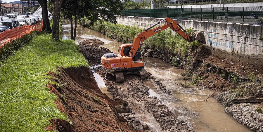 Prefeitura de Osasco amplia fluidez em córrego da Maria Campos