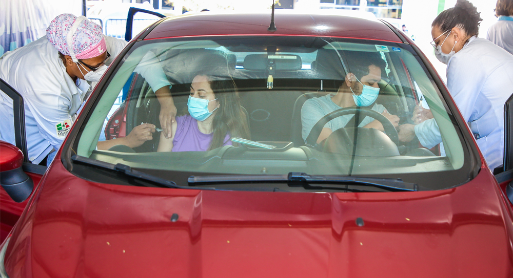 Drive-thru 29+ imuniza mais de 1,9 mil pessoas 