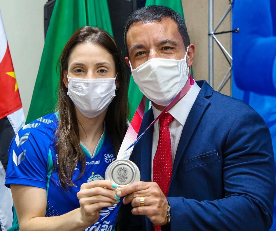 Camila Brait é homenageada pelo prefeito Rogério Lins 