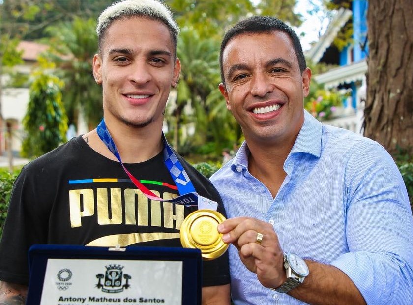 Atacante Antony recebe homenagem pela conquista olímpica