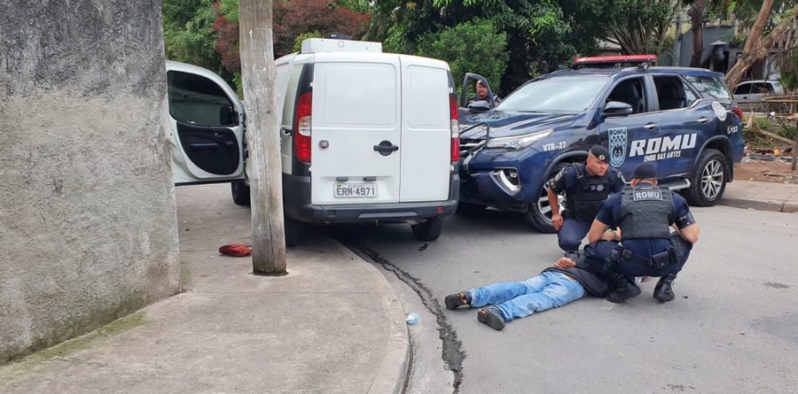 GCM de Embu intercepta carro com carga roubada no Jd. Santa Tereza
