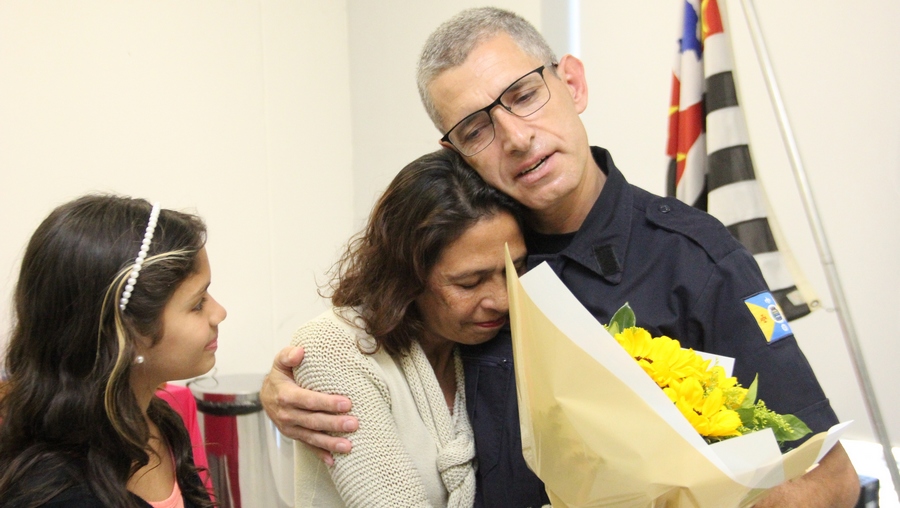Reencontro de mãe e filha com agente da GCM 11 anos depois é cercado de emoção